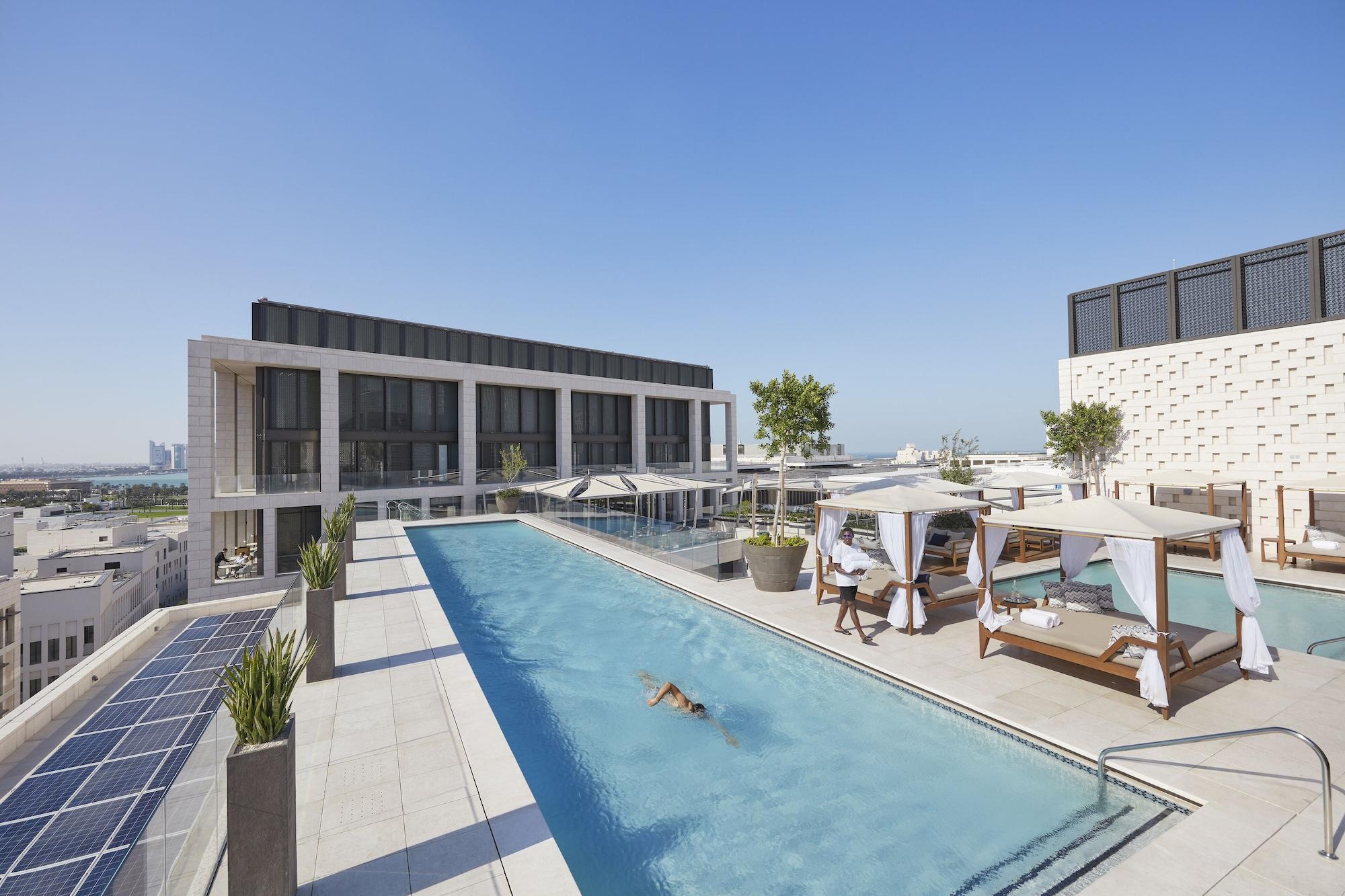 Hotel Mandarin Oriental, Ad Dawhah Esterno foto The swimming pool at the top of the hotel