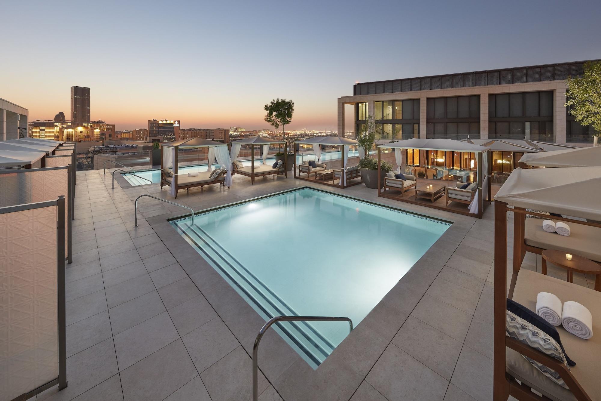 Hotel Mandarin Oriental, Ad Dawhah Esterno foto The rooftop pool at the Four Seasons Hotel